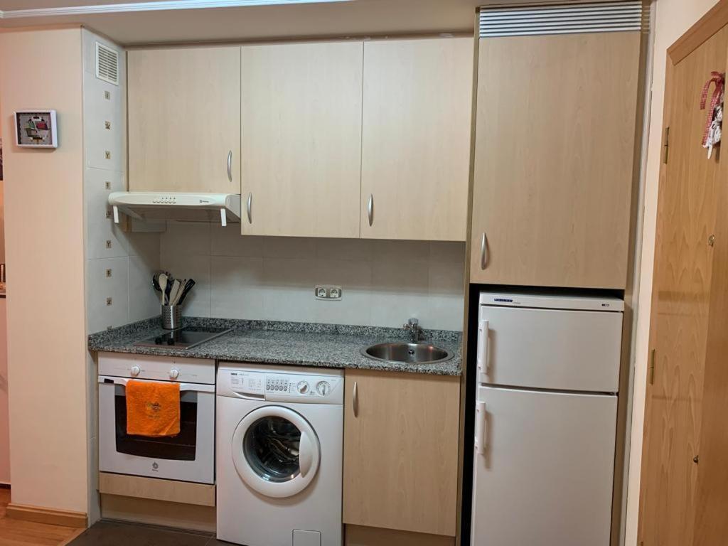 Apartamento Mota-2 Huca-Los Prados; Parking Y Wifi Gratis Oviedo Bagian luar foto