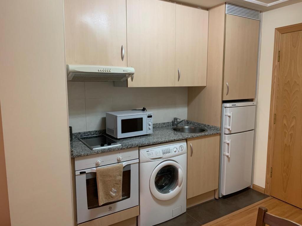 Apartamento Mota-2 Huca-Los Prados; Parking Y Wifi Gratis Oviedo Bagian luar foto