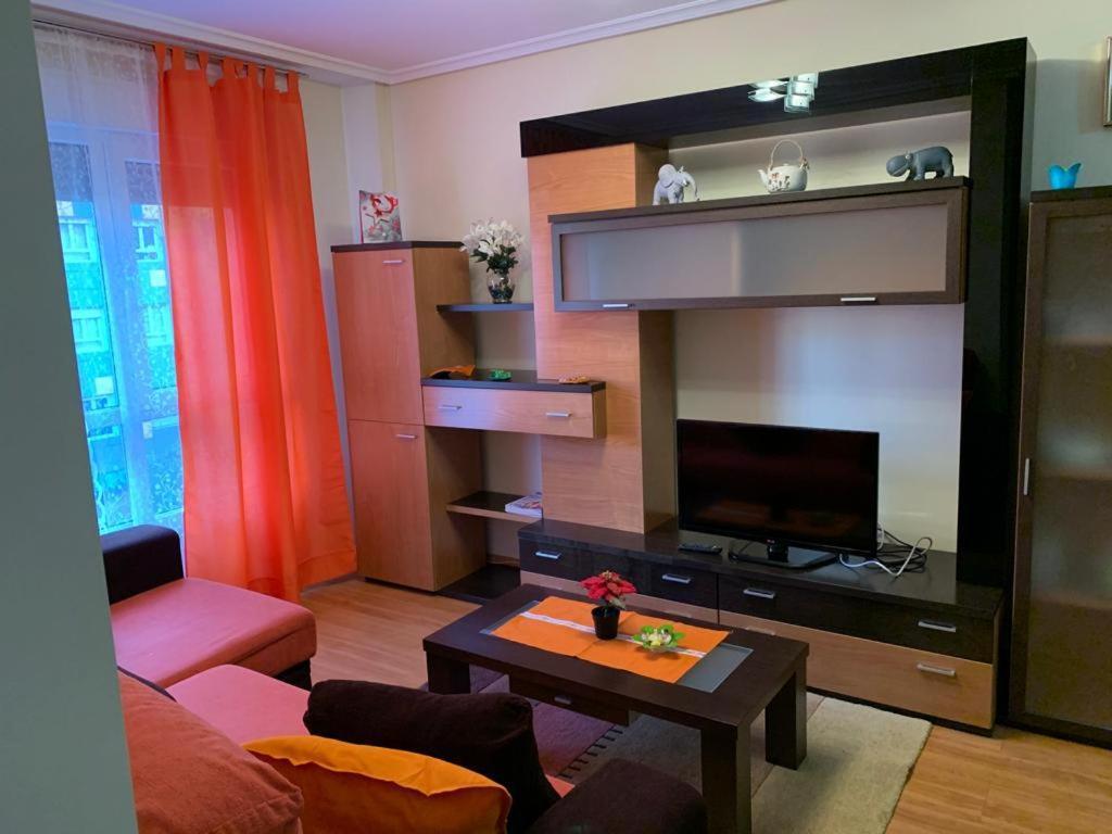 Apartamento Mota-2 Huca-Los Prados; Parking Y Wifi Gratis Oviedo Bagian luar foto