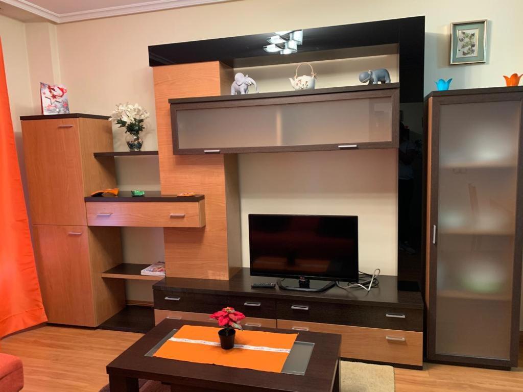 Apartamento Mota-2 Huca-Los Prados; Parking Y Wifi Gratis Oviedo Bagian luar foto